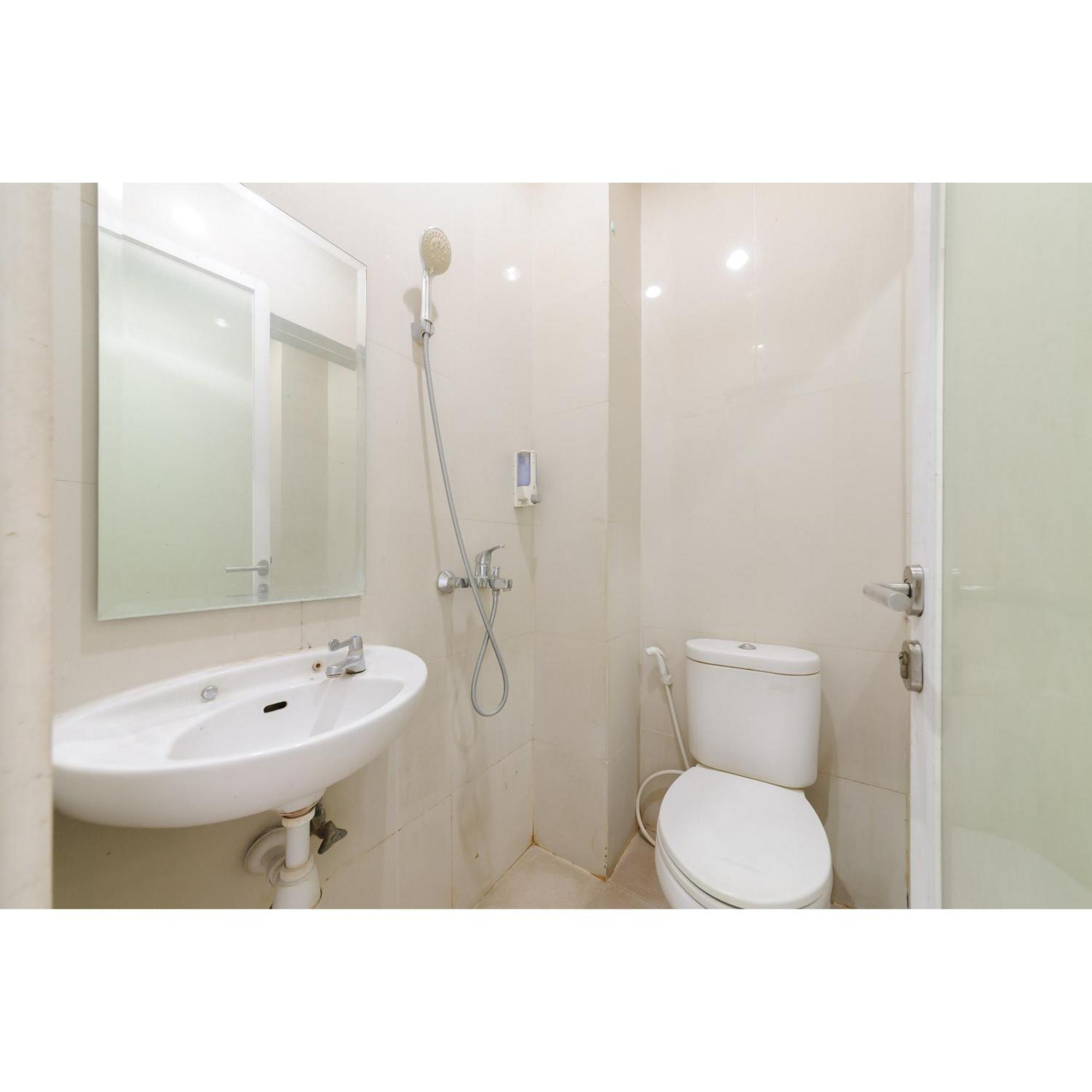 Reddoorz Plus Near Grand Indonesia Jakarta Exterior photo