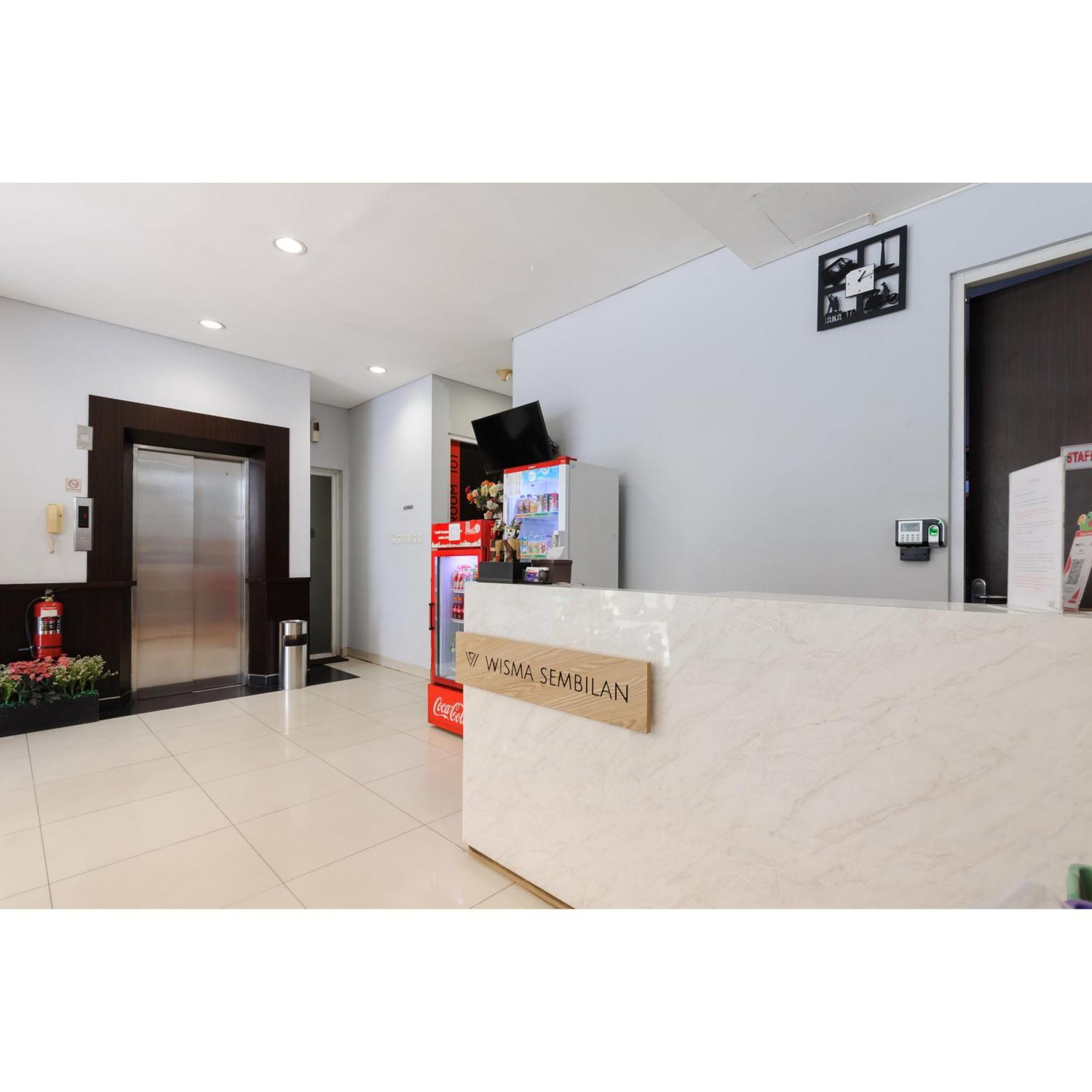 Reddoorz Plus Near Grand Indonesia Jakarta Exterior photo