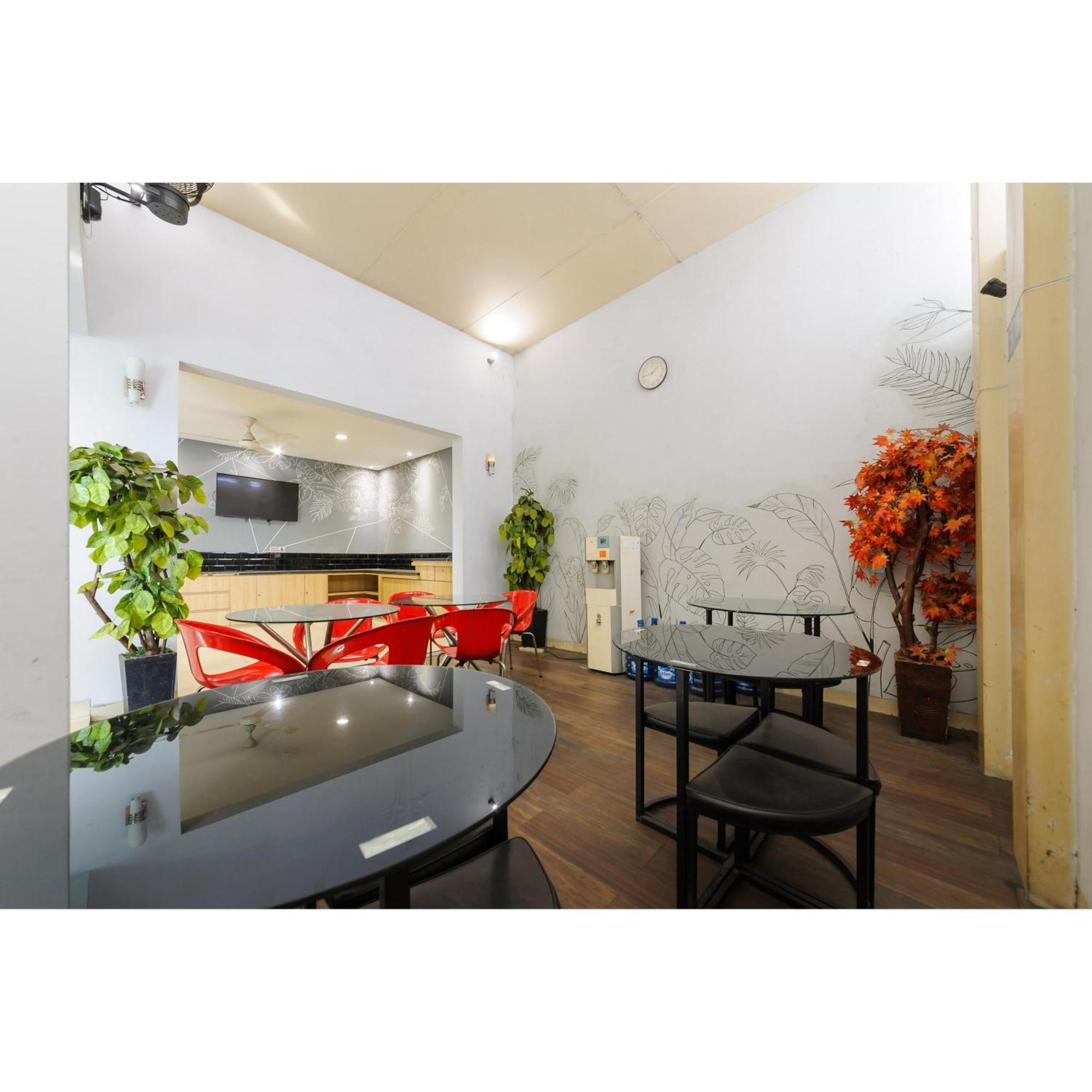 Reddoorz Plus Near Grand Indonesia Jakarta Exterior photo