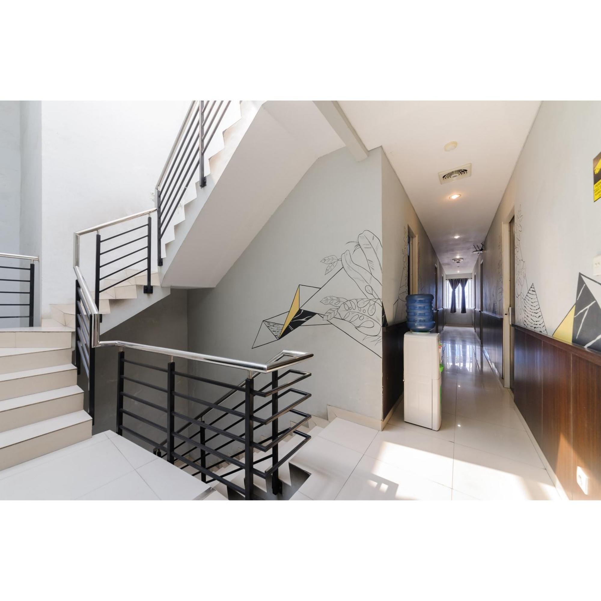 Reddoorz Plus Near Grand Indonesia Jakarta Exterior photo